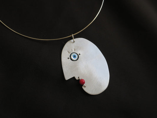 Collier UBU - Collier pendentif artisanal visage en aluminium brossé, nacre et agate