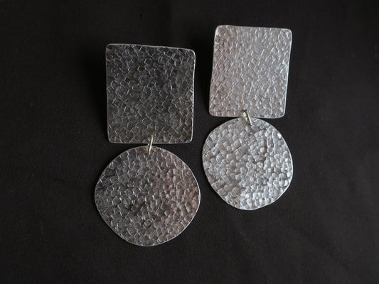 Les exclamations - Boucles d'oreilles artisanales longues en aluminium martelé