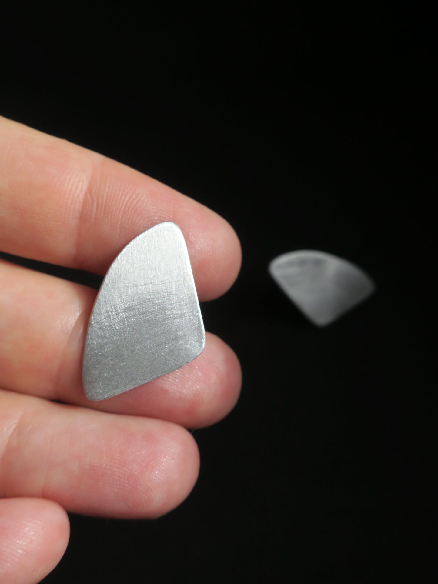 Les angles - Boucles d'oreilles graphiques en aluminium brossé