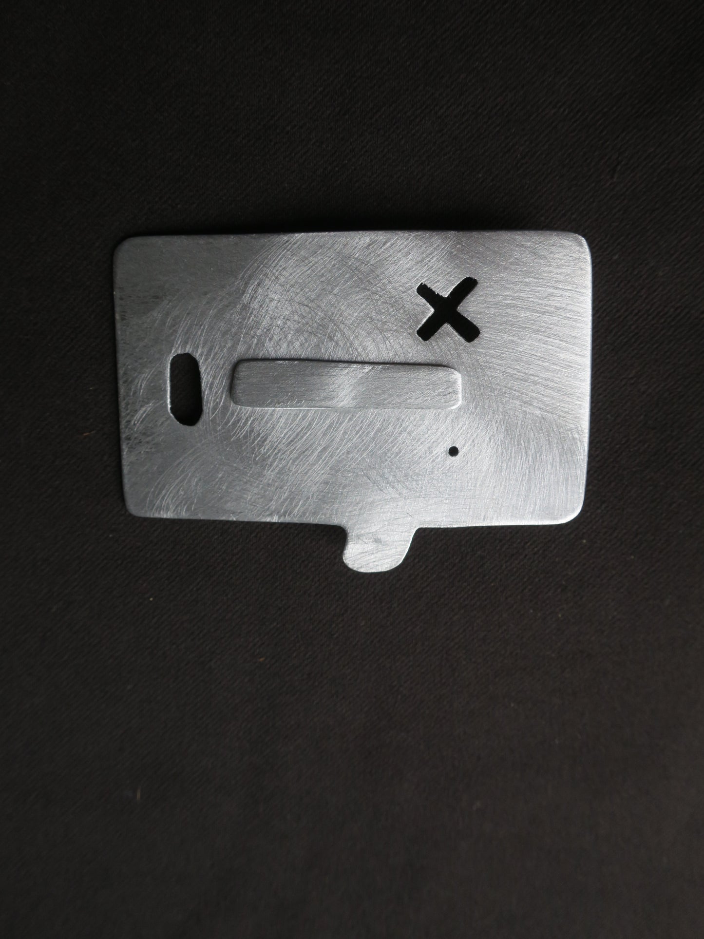 Les sentimentales - Broche en aluminium.