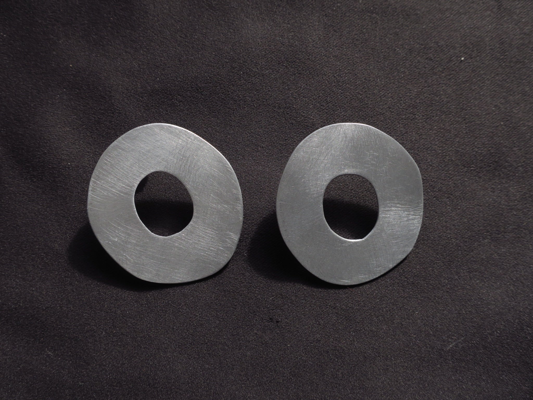 Les Anneaux - Boucles d'oreilles artisanales en aluminium