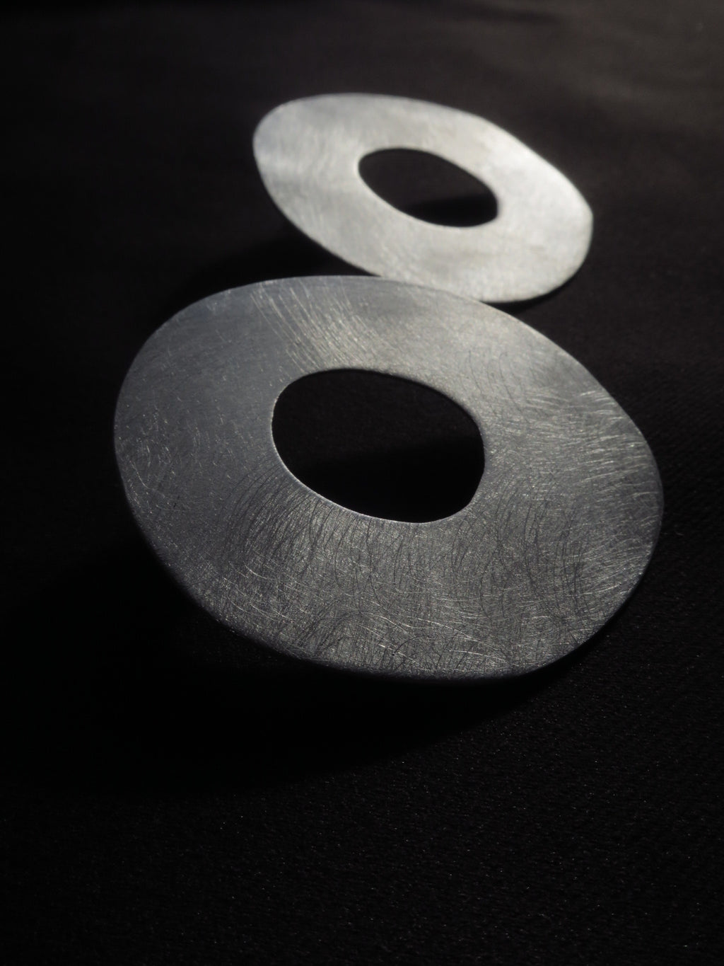 Les Anneaux - Boucles d'oreilles artisanales en aluminium