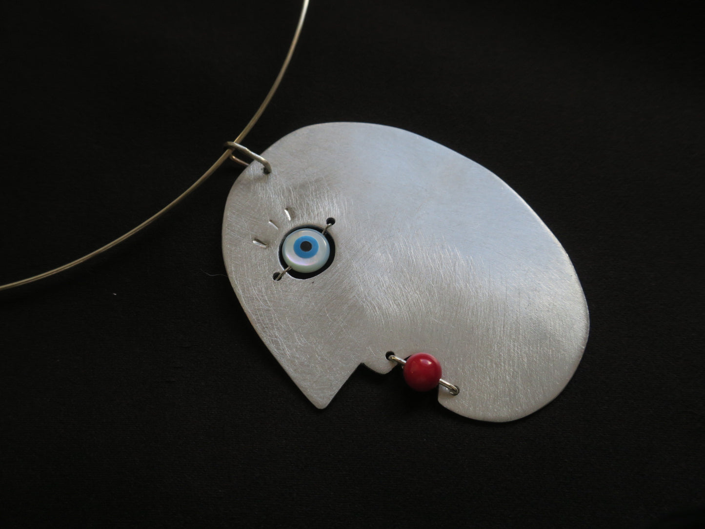 Collier UBU - Collier pendentif artisanal visage en aluminium brossé, nacre et agate