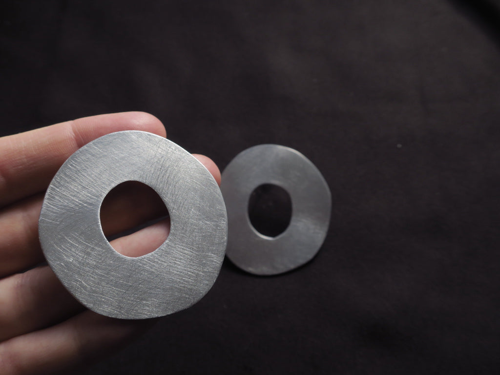 Les Anneaux - Boucles d'oreilles artisanales en aluminium