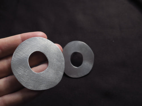 Les Anneaux - Boucles d'oreilles artisanales en aluminium