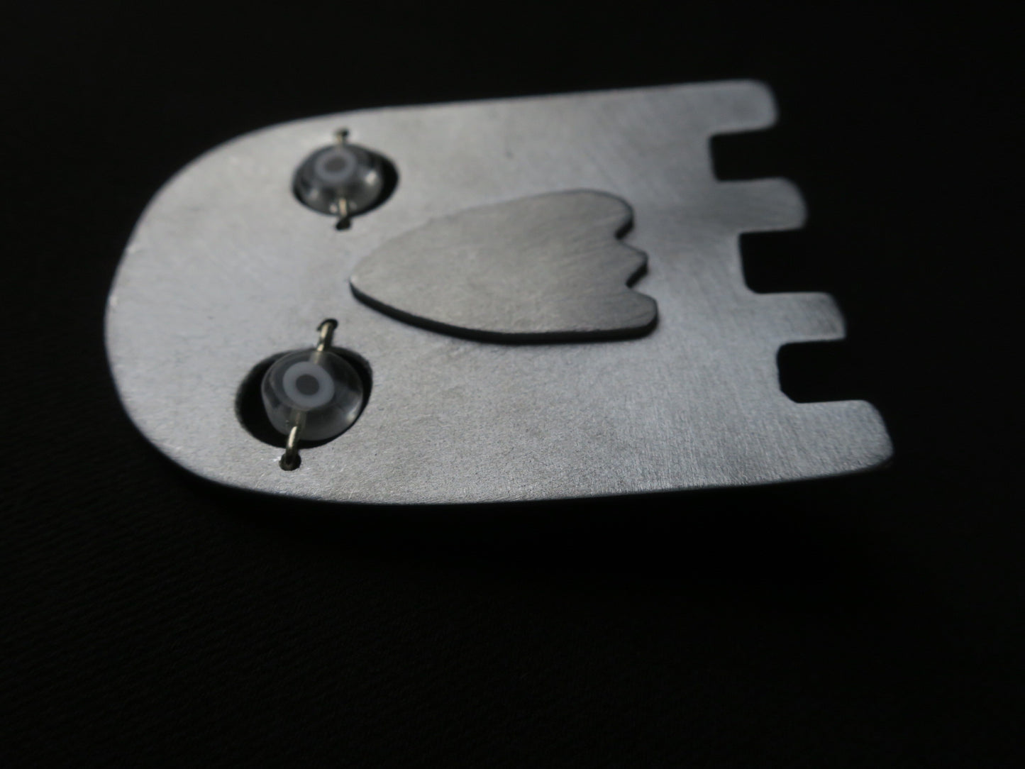La muerte - Broche aristanale en aluminium.