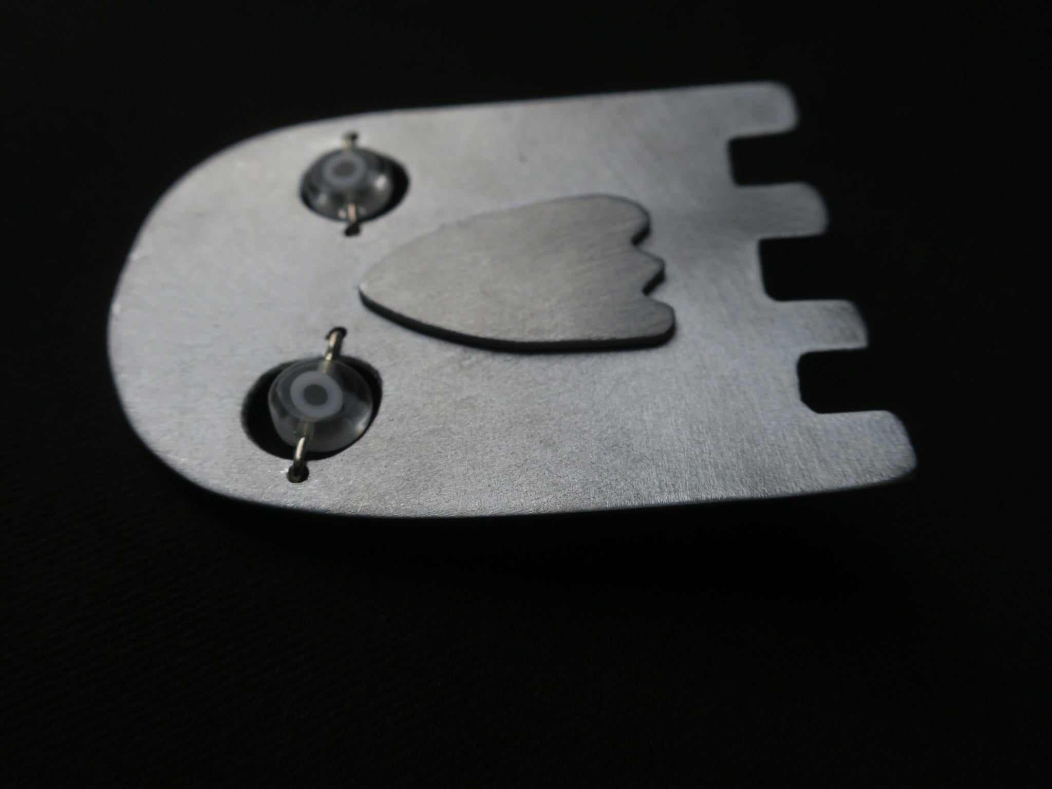 La muerte - Broche aristanale en aluminium.