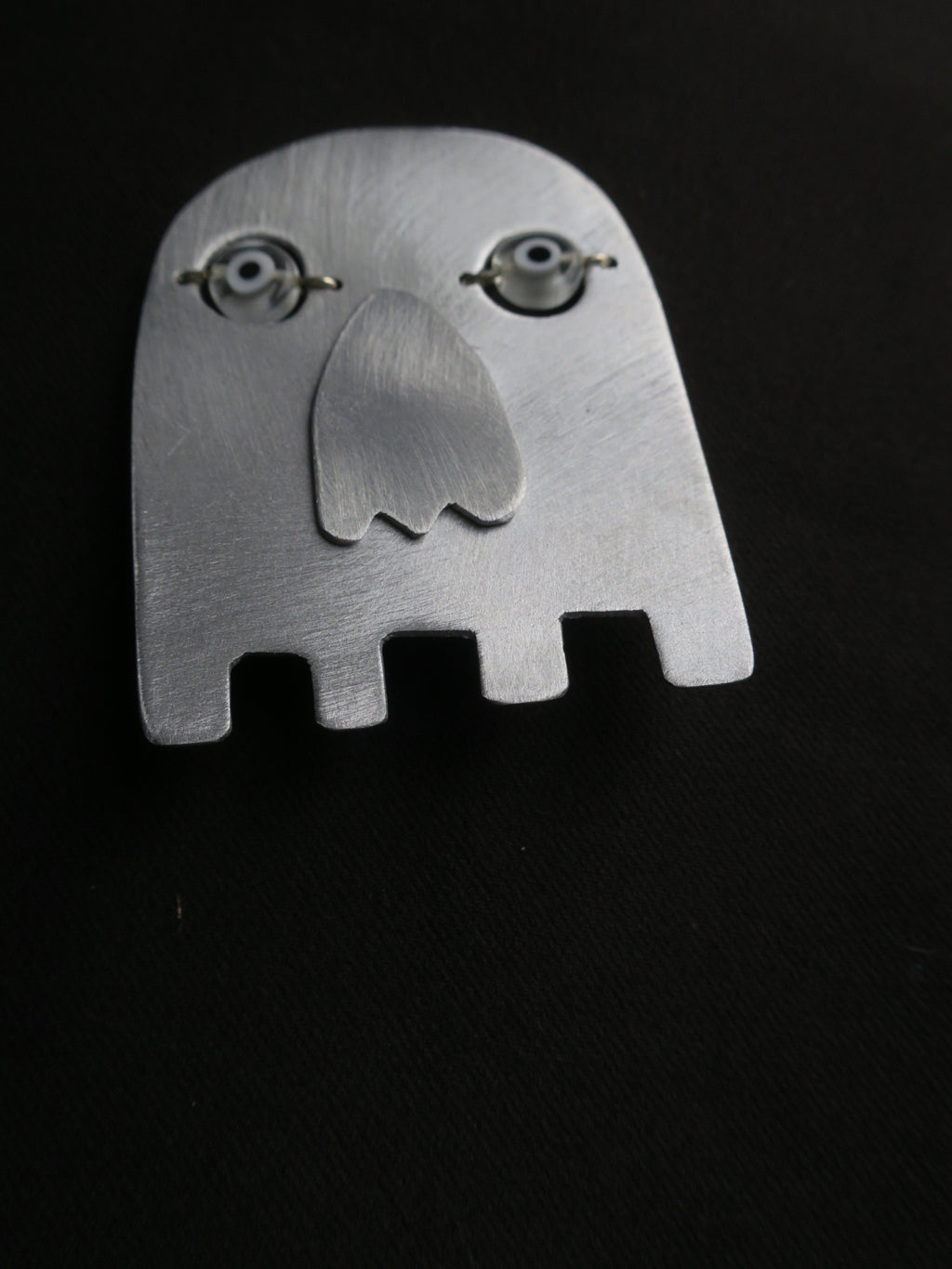 La muerte - Broche aristanale en aluminium.