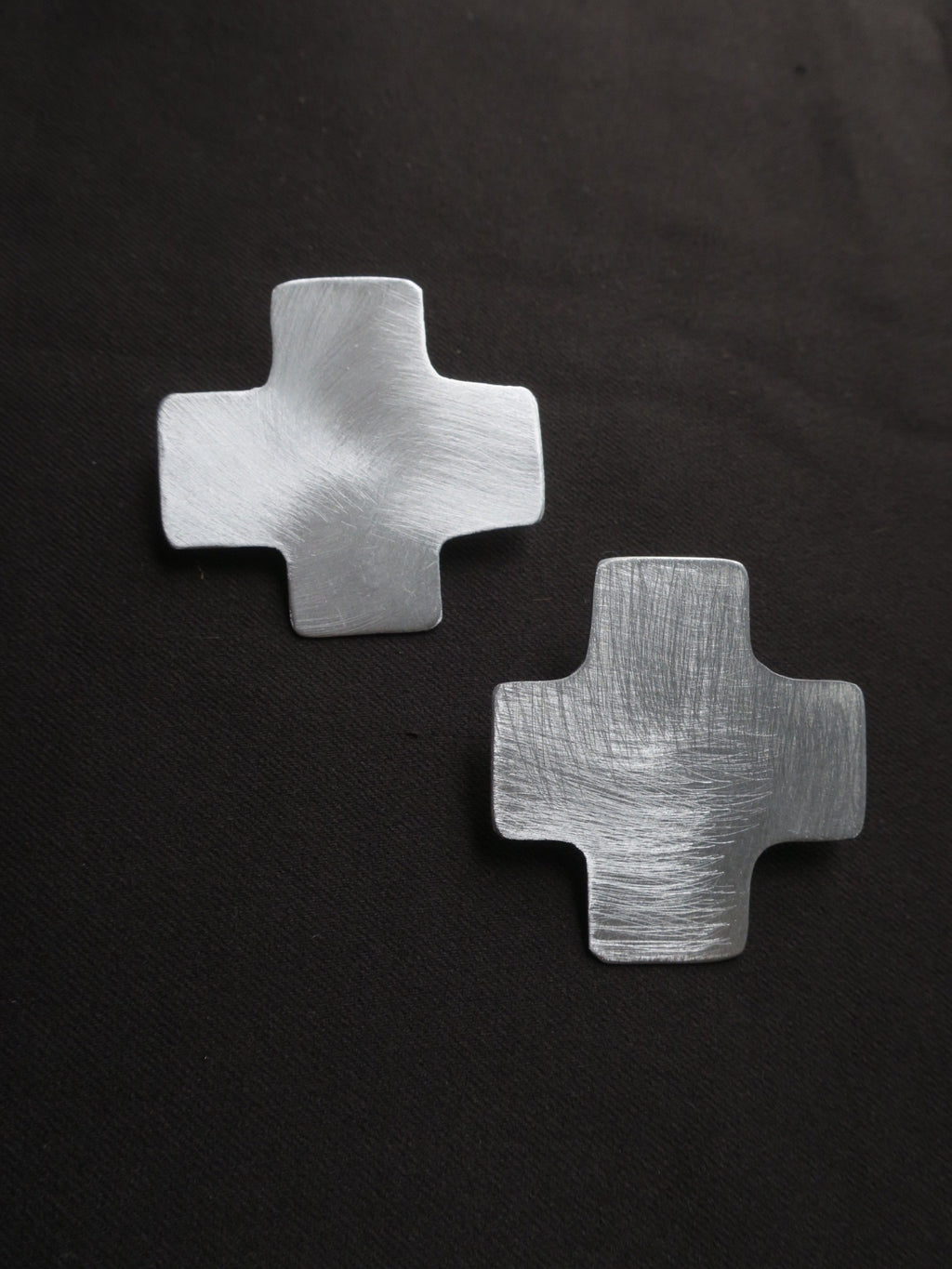 Les croix - Boucles d’oreilles artisanales en aluminium.