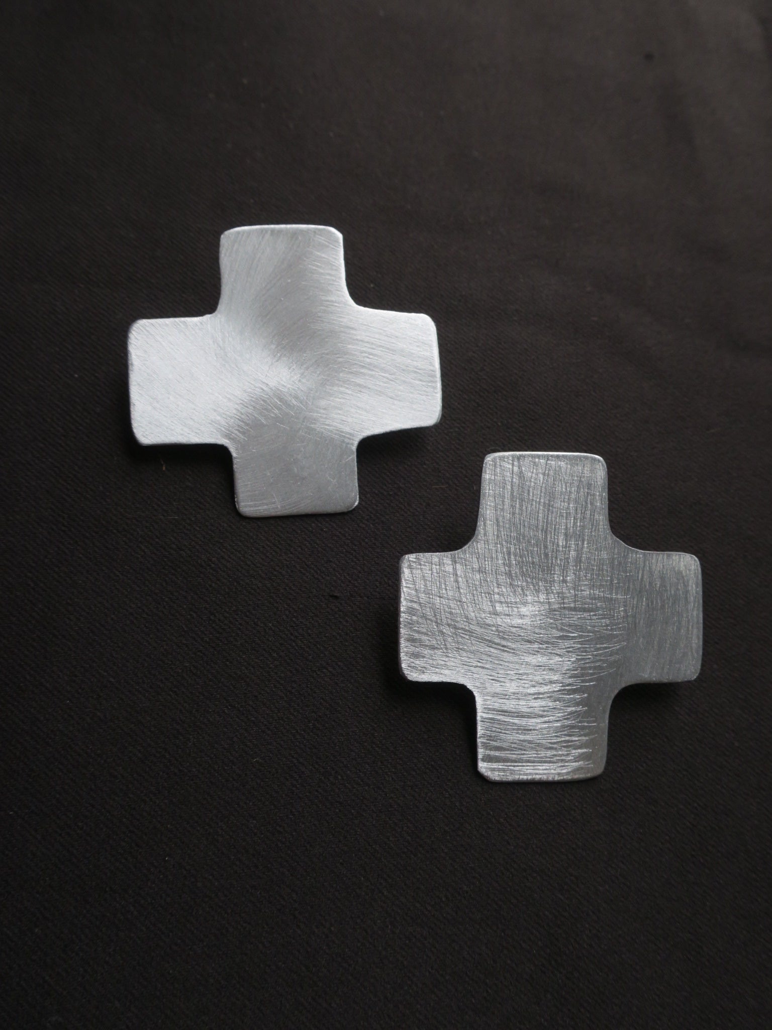 Les croix - Boucles d’oreilles artisanales en aluminium.