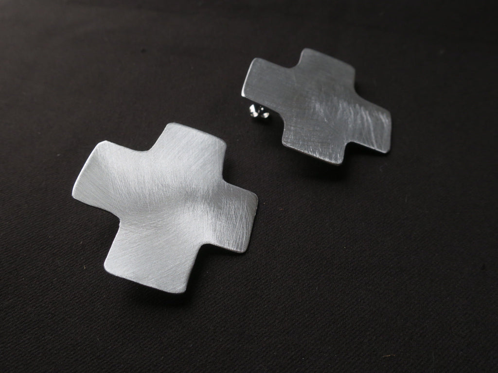Les croix - Boucles d’oreilles artisanales en aluminium.