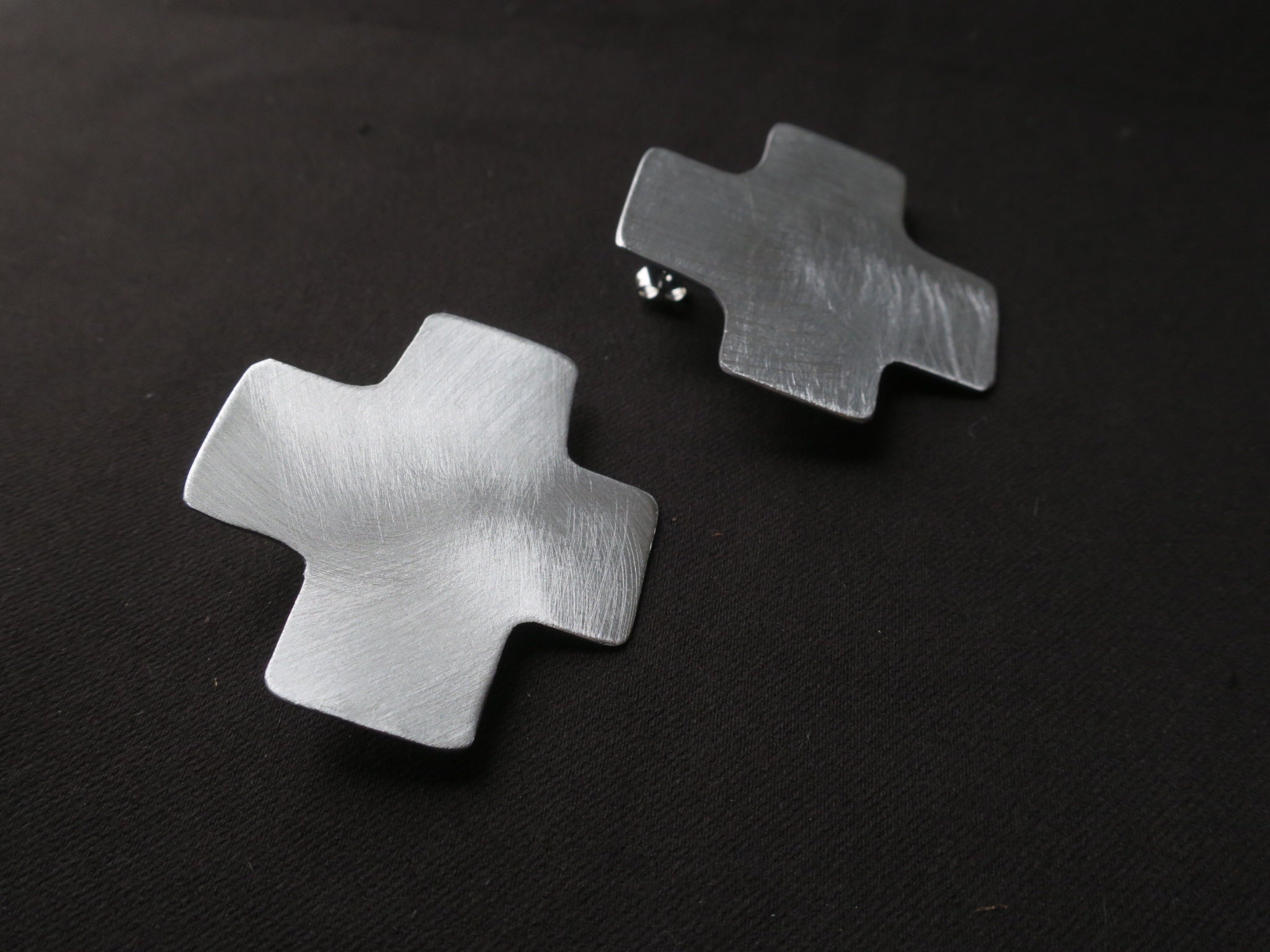 Les croix - Boucles d’oreilles artisanales en aluminium.
