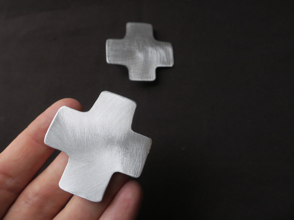 Les croix - Boucles d’oreilles artisanales en aluminium.