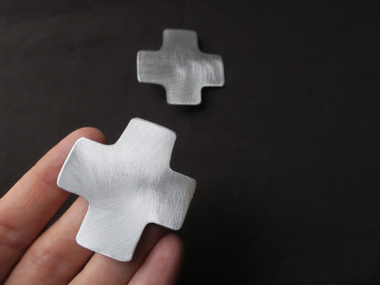 Les croix - Boucles d’oreilles artisanales en aluminium.