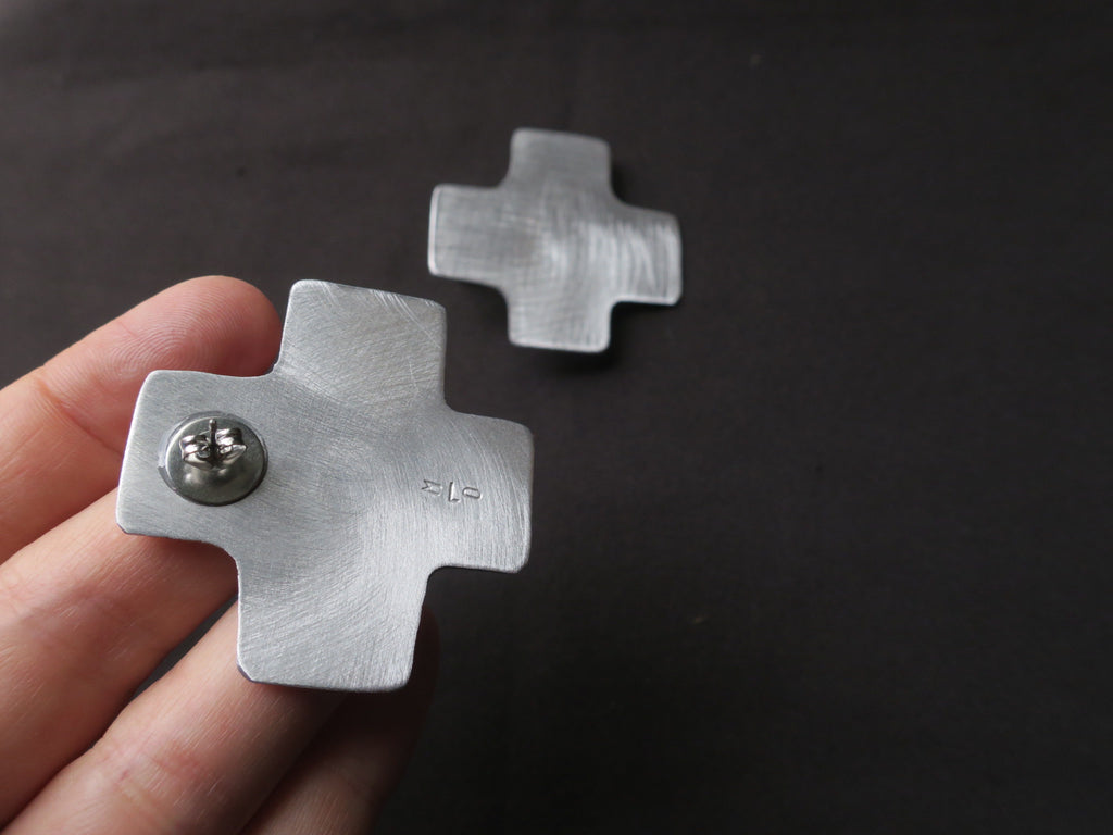 Les croix - Boucles d’oreilles artisanales en aluminium.