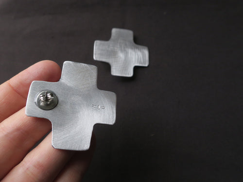 Les croix - Boucles d’oreilles artisanales en aluminium.