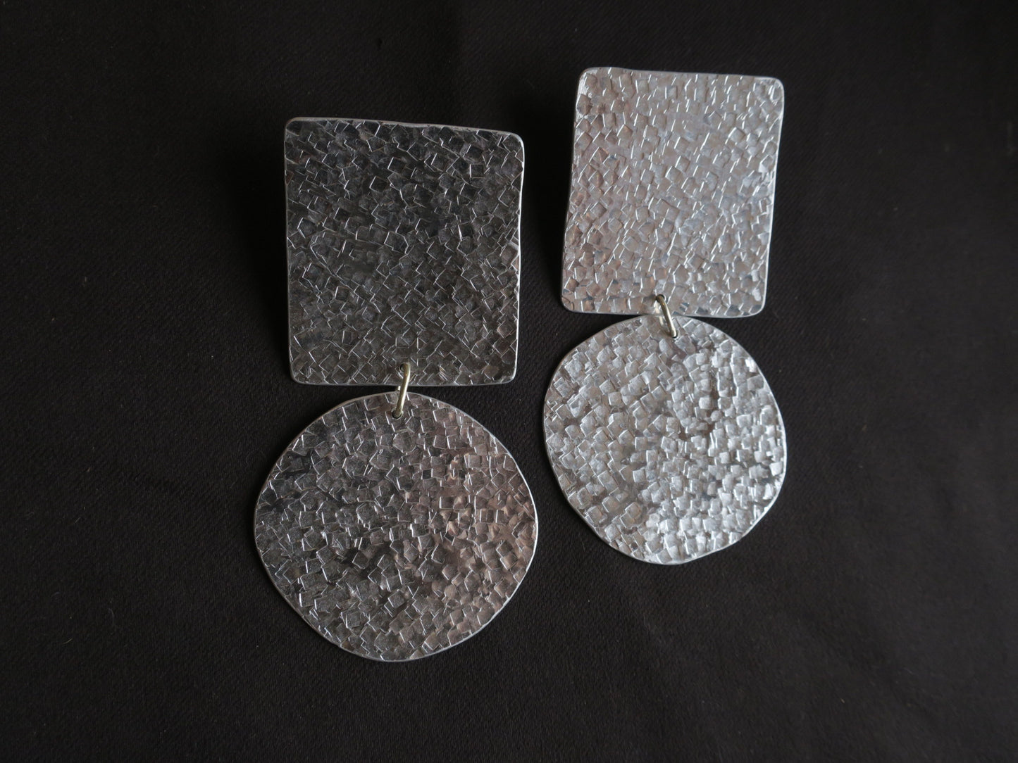 Les exclamations - Boucles d'oreilles artisanales longues en aluminium martelé