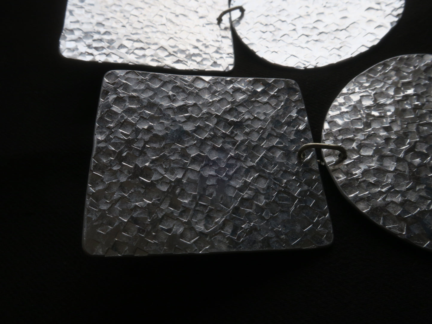 Les exclamations - Boucles d'oreilles artisanales longues en aluminium martelé