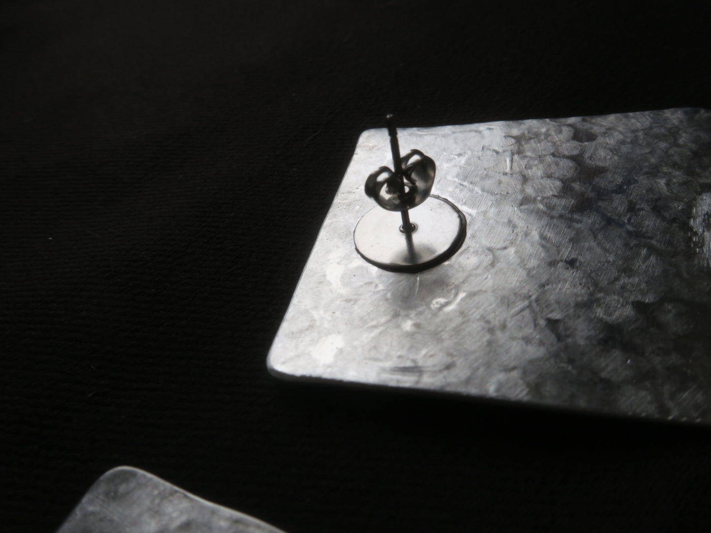Les exclamations - Boucles d'oreilles artisanales longues en aluminium martelé