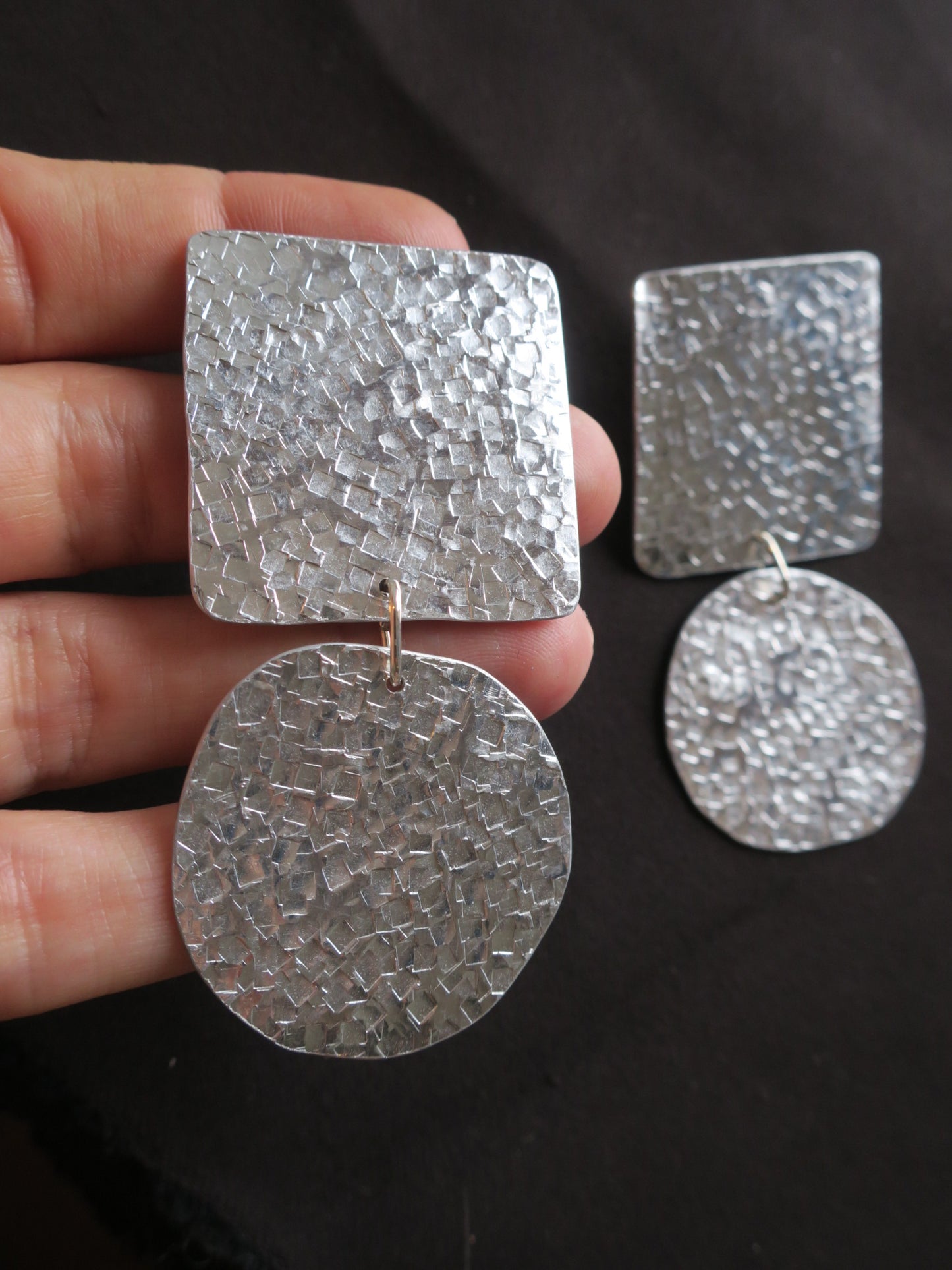 Les exclamations - Boucles d'oreilles artisanales longues en aluminium martelé