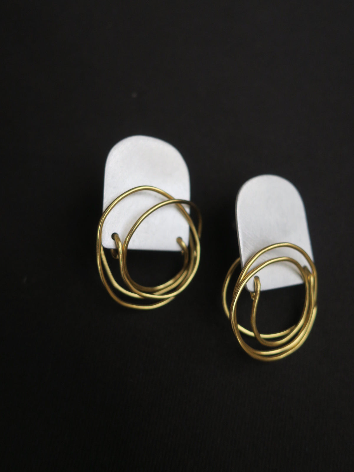 Boucles d'oreilles - Les éléctriques - Puces d'oreilles en aluminium brossé et fil de laiton.