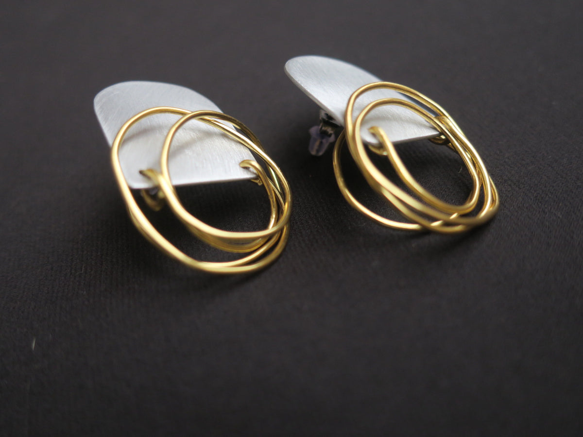 Boucles d'oreilles - Les éléctriques - Puces d'oreilles en aluminium brossé et fil de laiton.