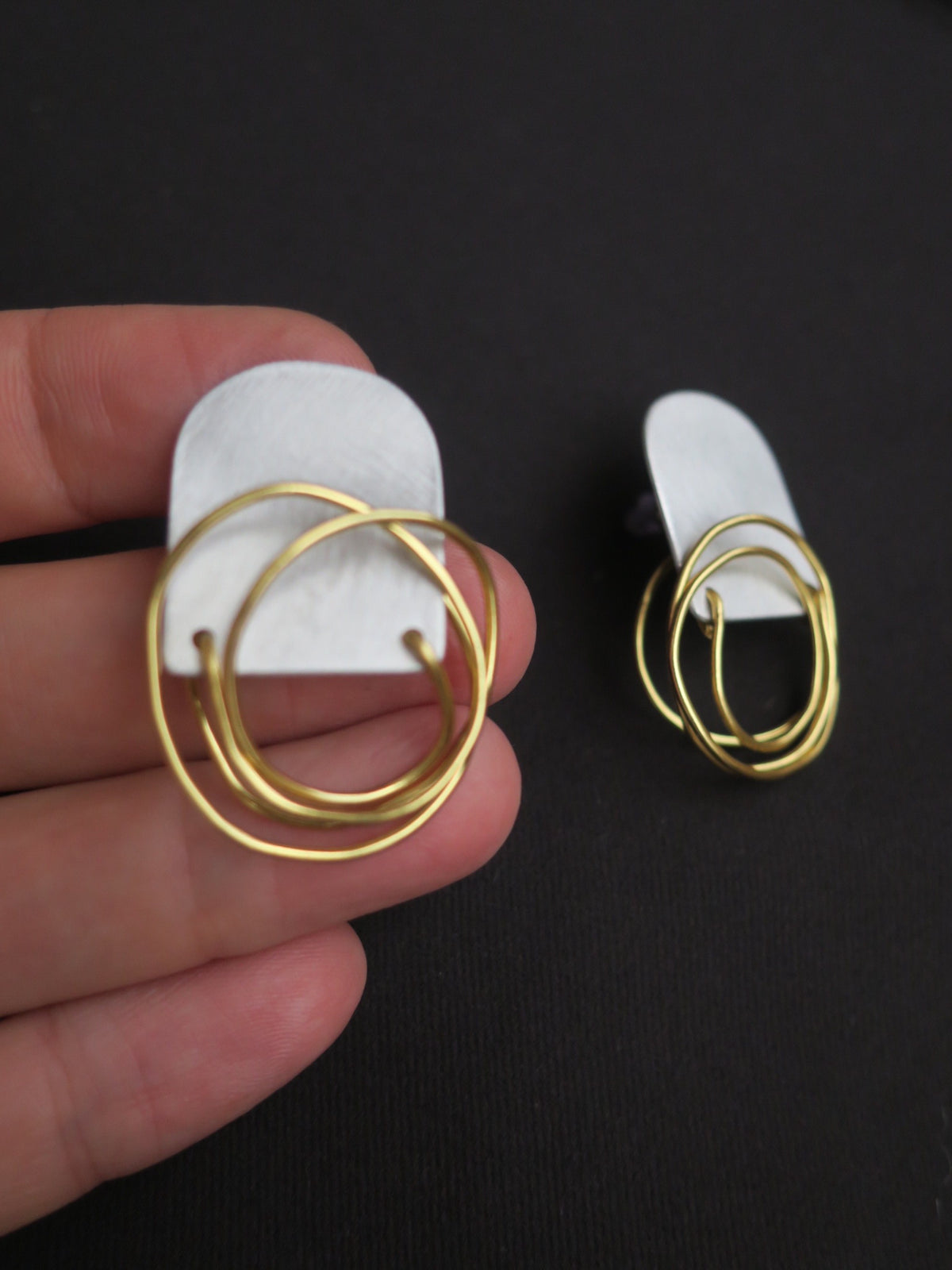 Boucles d'oreilles - Les éléctriques - Puces d'oreilles en aluminium brossé et fil de laiton.