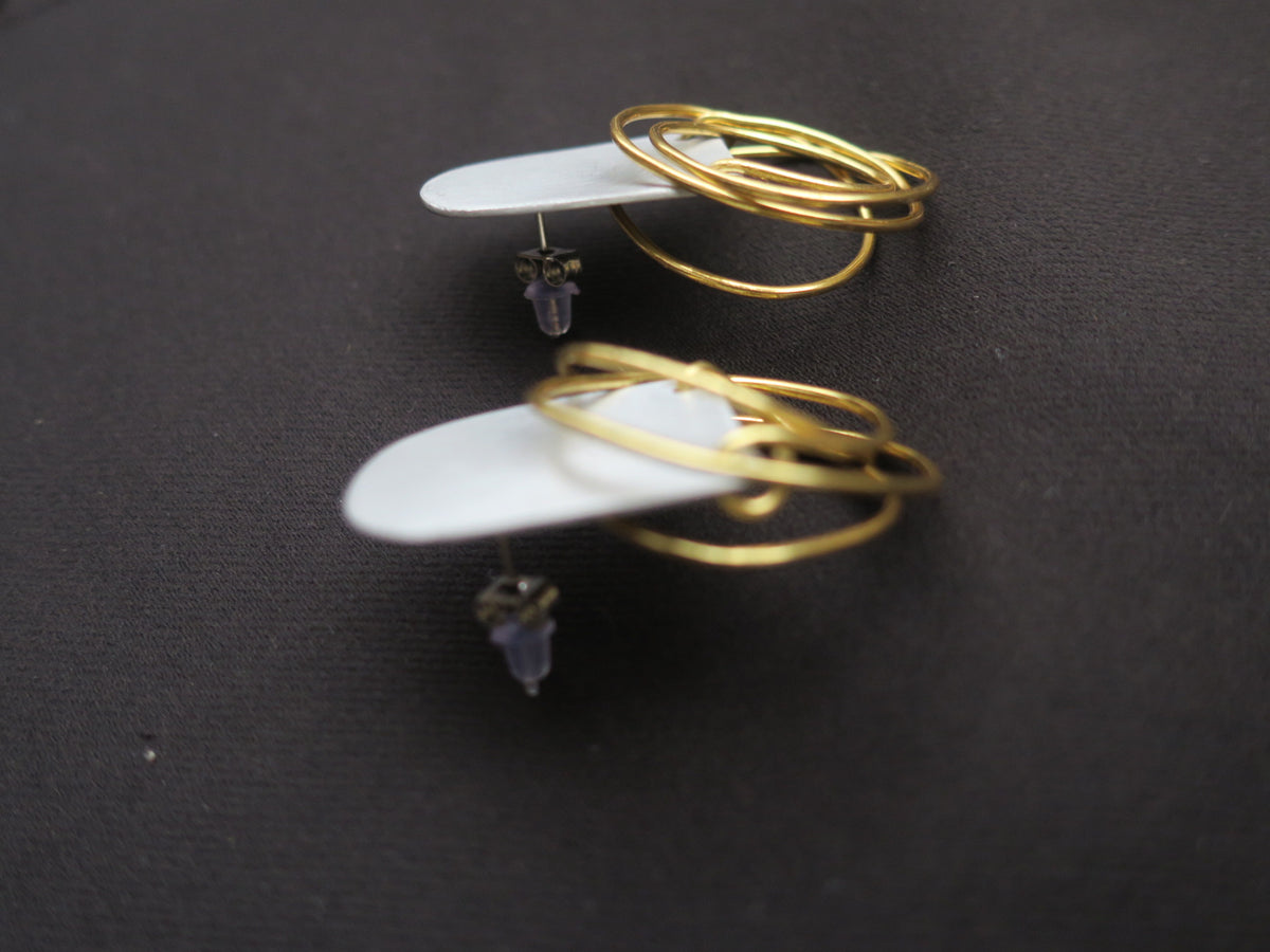 Boucles d'oreilles - Les éléctriques - Puces d'oreilles en aluminium brossé et fil de laiton.