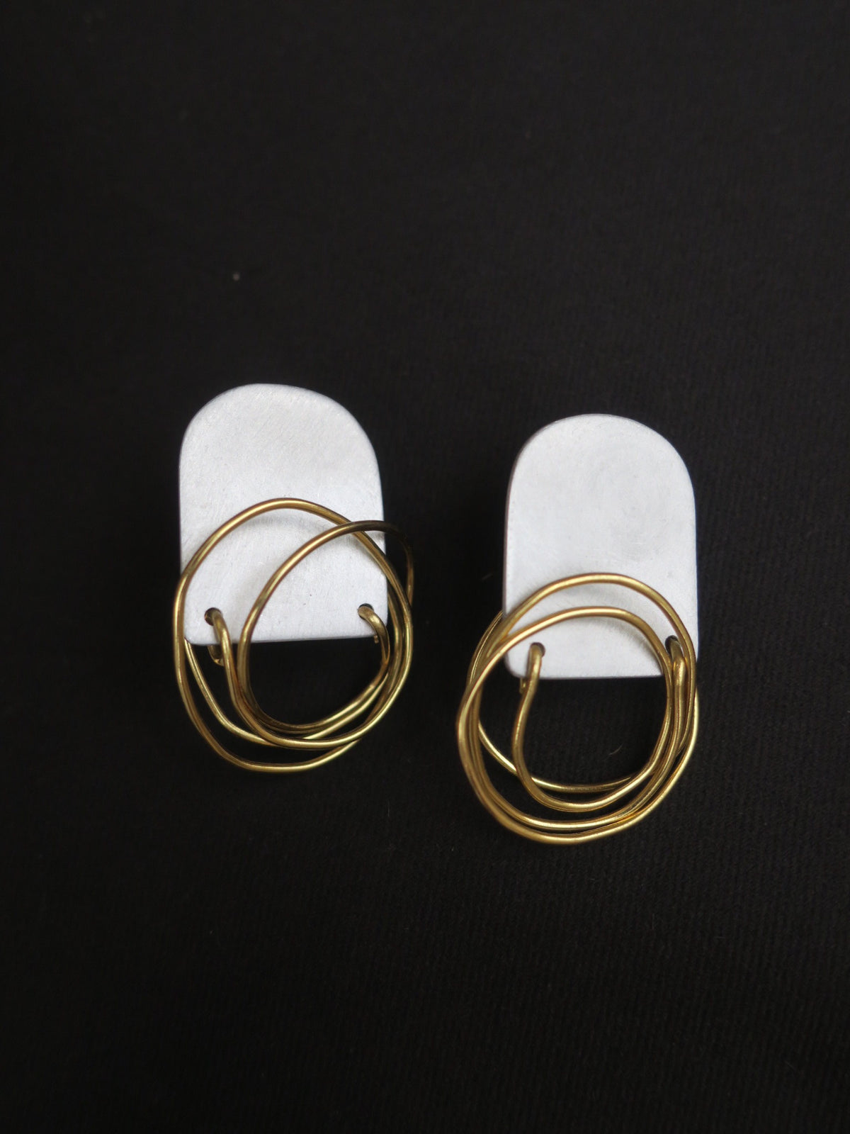 Boucles d'oreilles - Les éléctriques - Puces d'oreilles en aluminium brossé et fil de laiton.