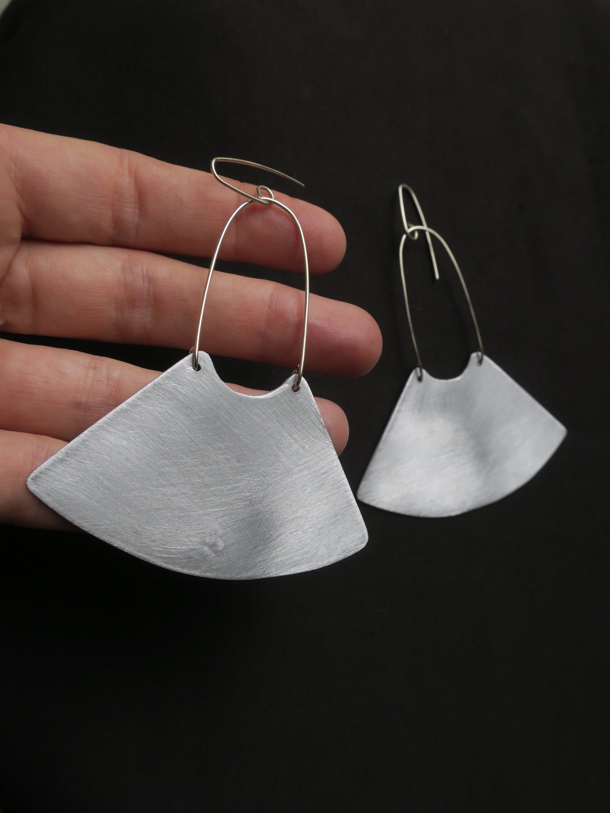 Boucles d’oreilles pendantes en aluminium brossé et fil d’argent 925 dans un style ethnique rappelant les bijoux aztèques.