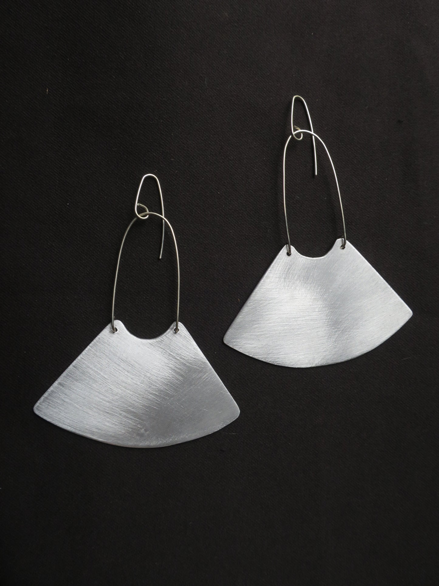 Boucles d’oreilles pendantes en aluminium brossé et fil d’argent 925 dans un style ethnique rappelant les bijoux aztèques.