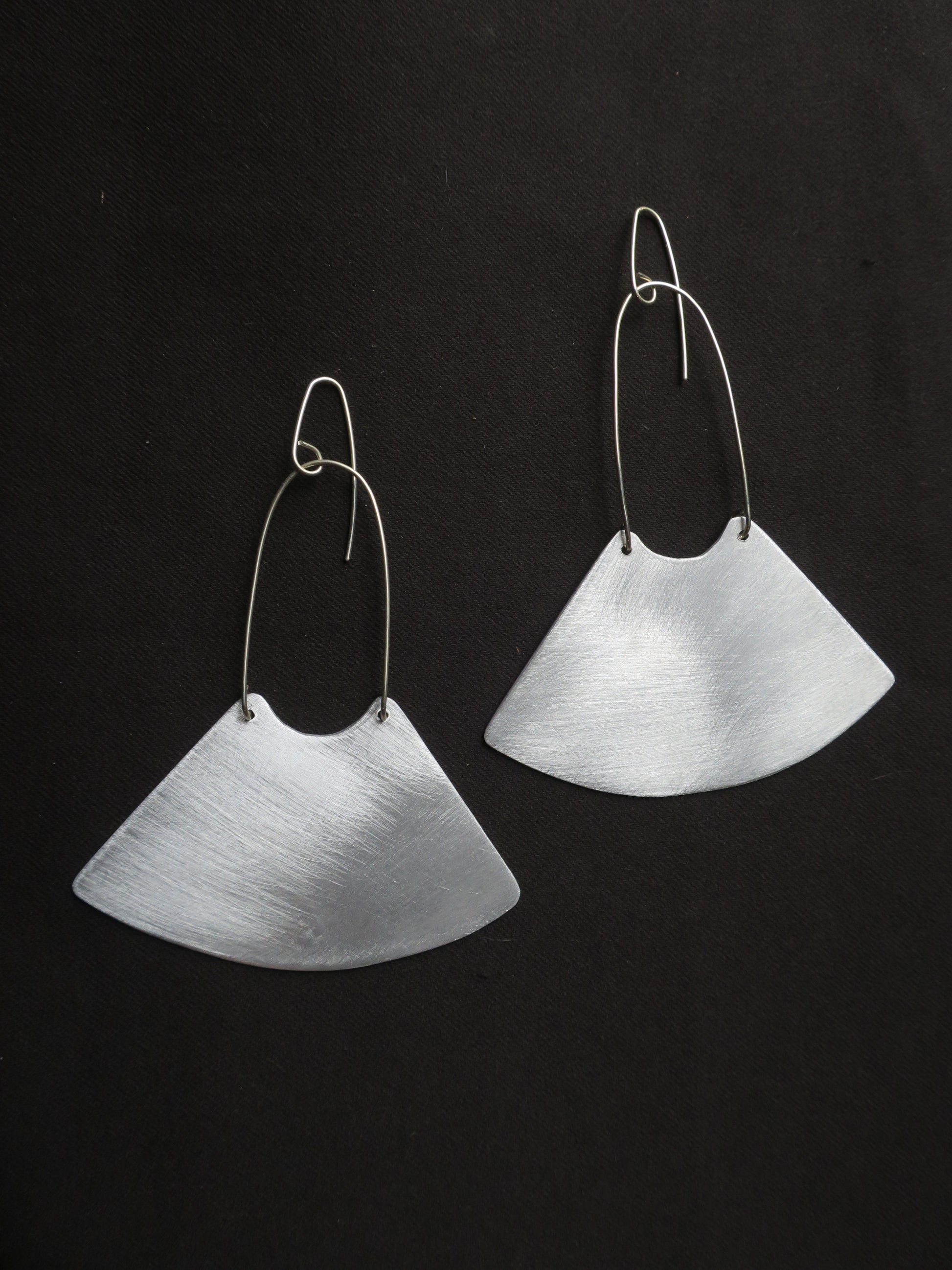 Boucles d’oreilles pendantes en aluminium brossé et fil d’argent 925 dans un style ethnique rappelant les bijoux aztèques.
