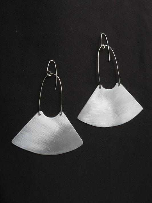 Boucles d’oreilles pendantes en aluminium brossé et fil d’argent 925 dans un style ethnique rappelant les bijoux aztèques.