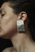 Les plages - Boucles d’oreilles artisanales rectangulaires et texturés en aluminium.