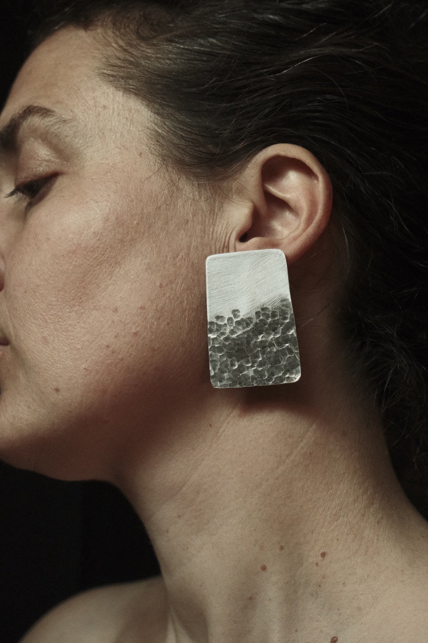 Les plages - Boucles d’oreilles artisanales rectangulaires et texturés en aluminium.