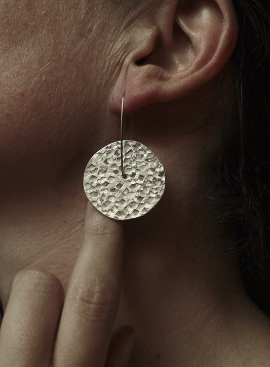 Les Roulettes - Boucles d'oreilles mobiles en aluminium martelé, fabrication artisanale.