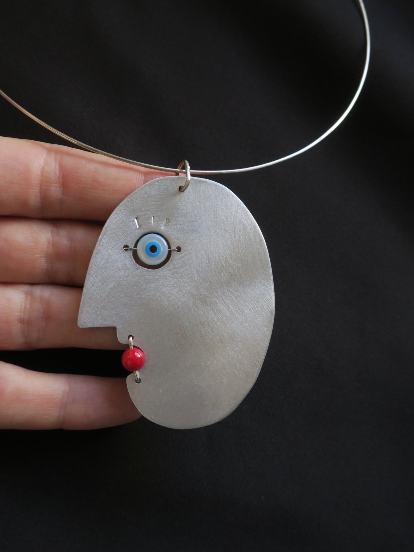 Collier UBU - Collier pendentif artisanal visage en aluminium brossé, nacre et agate
