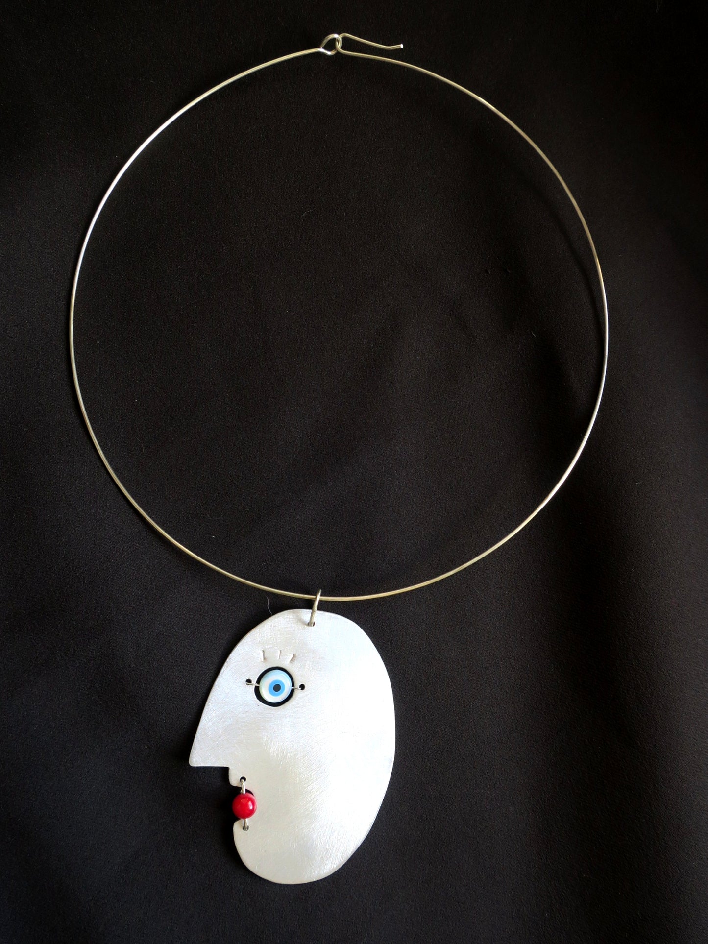 Collier UBU - Collier pendentif artisanal visage en aluminium brossé, nacre et agate