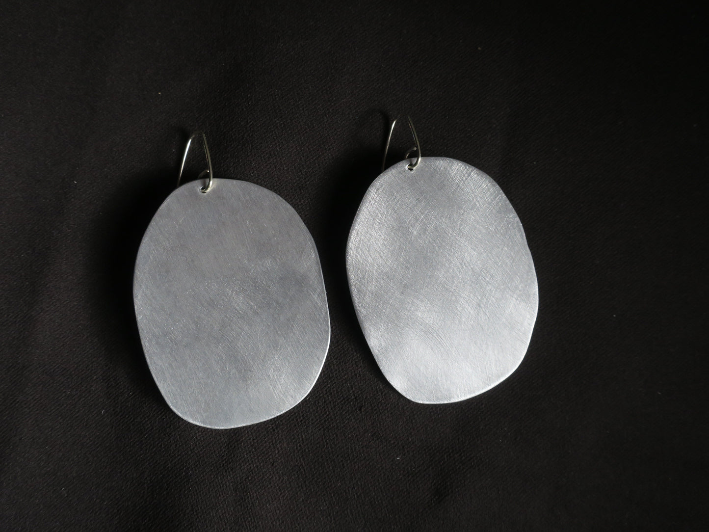 Les soleils (taille M) - Boucles d’oreilles artisanales en aluminium brossé.