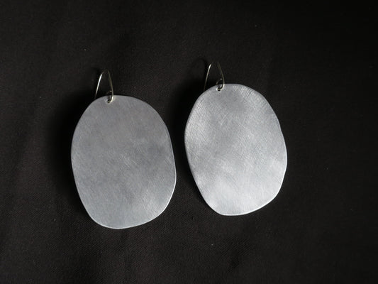 Les soleils (taille M) - Boucles d’oreilles artisanales en aluminium brossé.