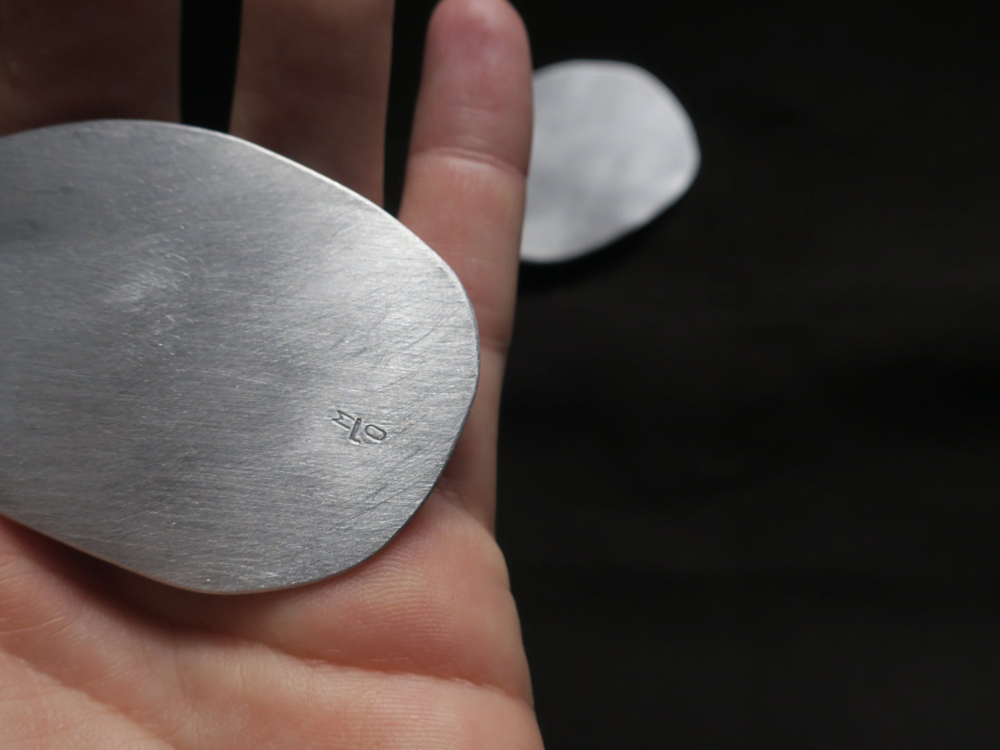 Les soleils (taille M) - Boucles d’oreilles artisanales en aluminium brossé.