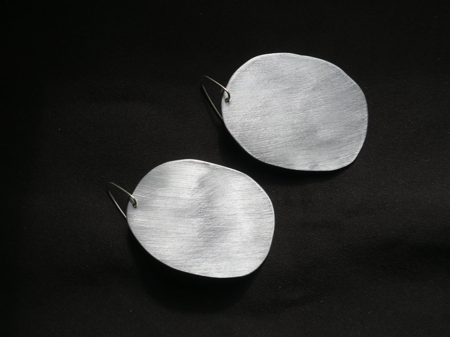 Les soleils (taille M) - Boucles d’oreilles artisanales en aluminium brossé.