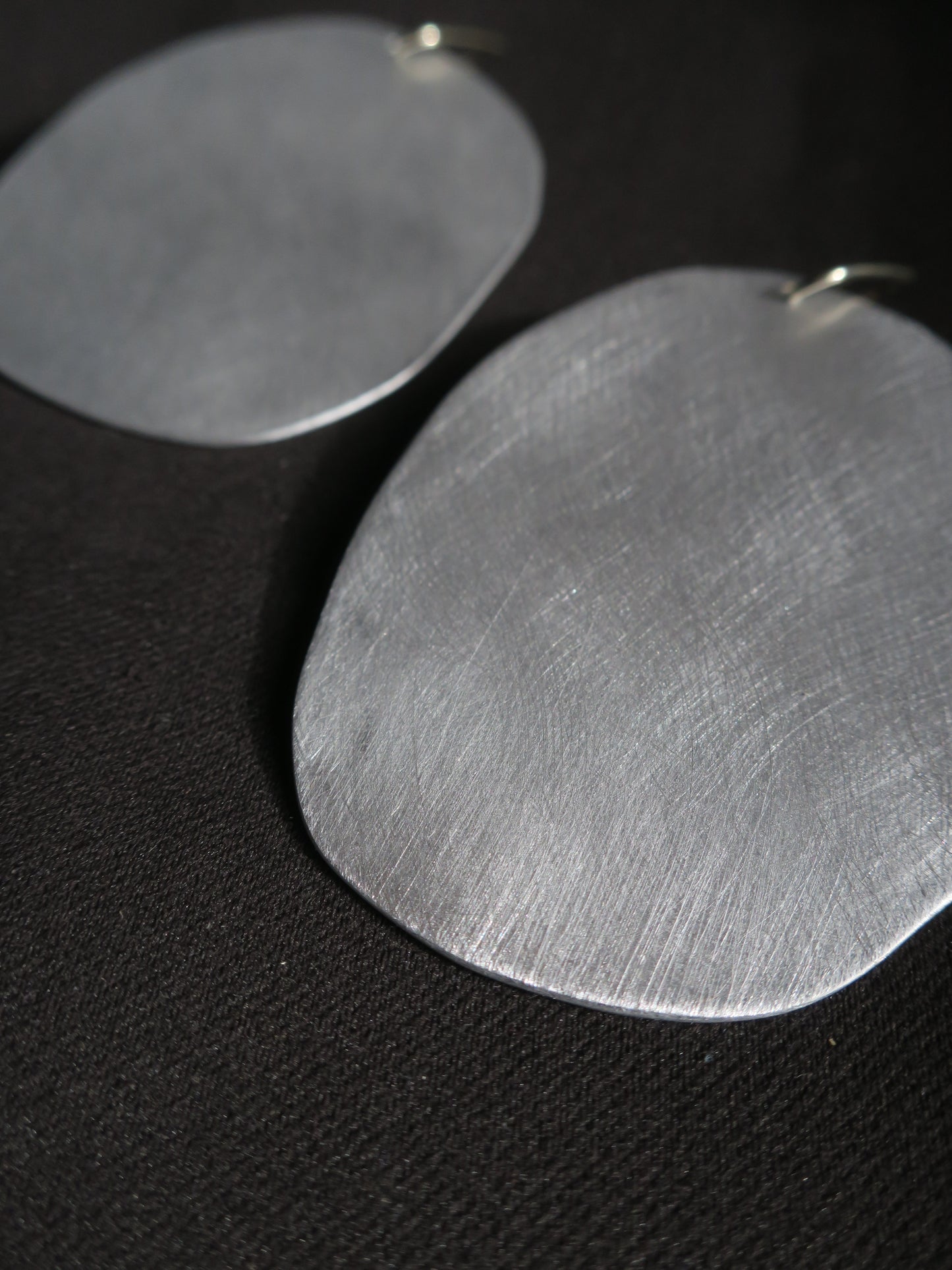 Les soleils (taille M) - Boucles d’oreilles artisanales en aluminium brossé.