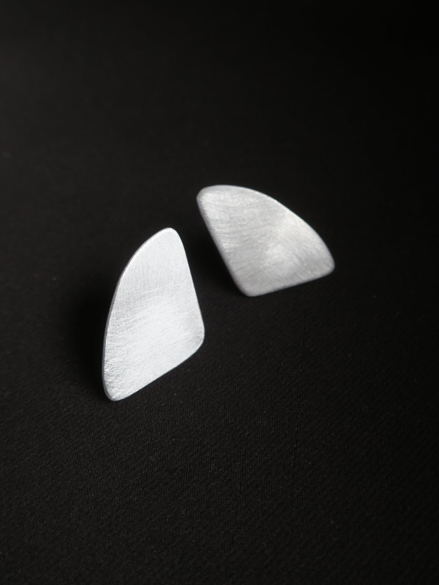 Les angles - Boucles d'oreilles graphiques en aluminium brossé