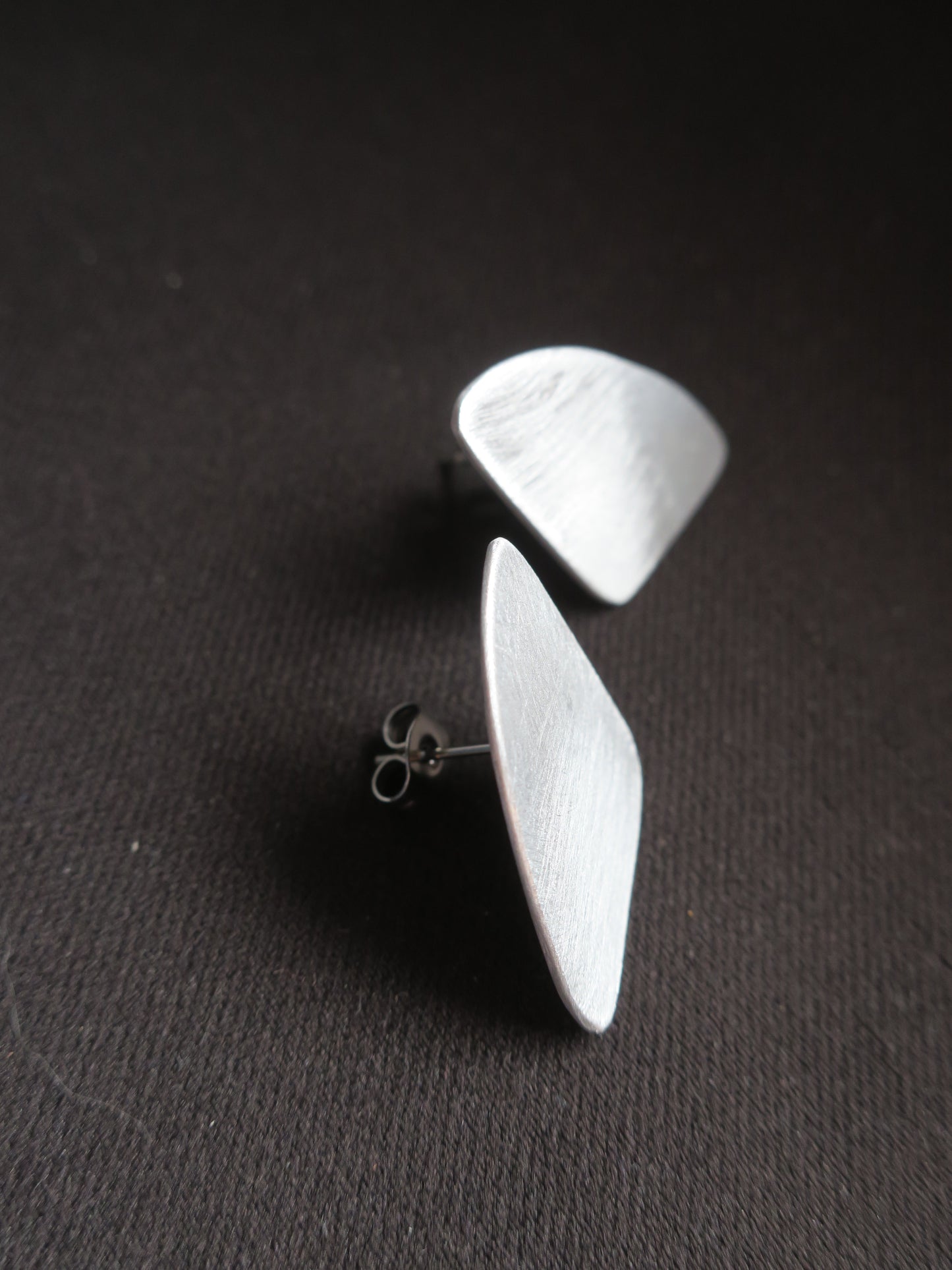 Les angles - Boucles d'oreilles graphiques en aluminium brossé