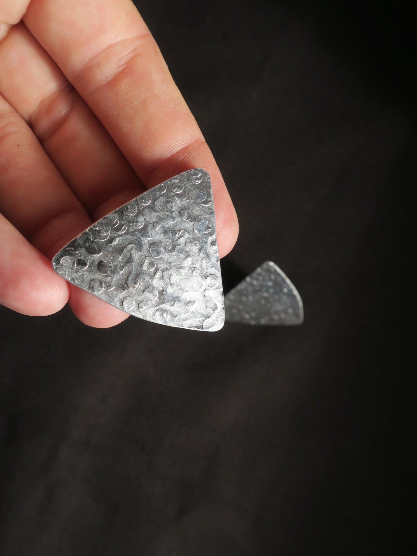 Les montagnes - Boucles d’oreilles artisanales en aluminium martelé.