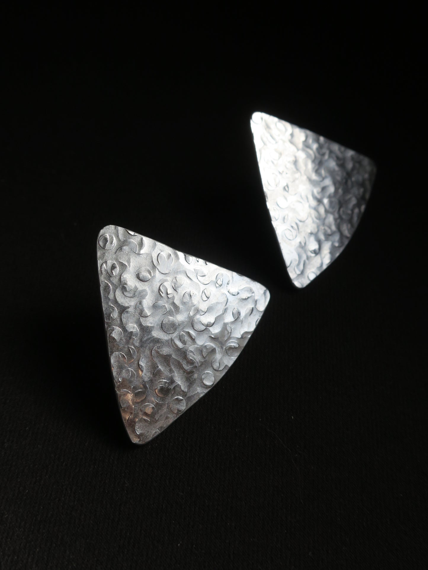 Les montagnes - Boucles d’oreilles artisanales en aluminium martelé.