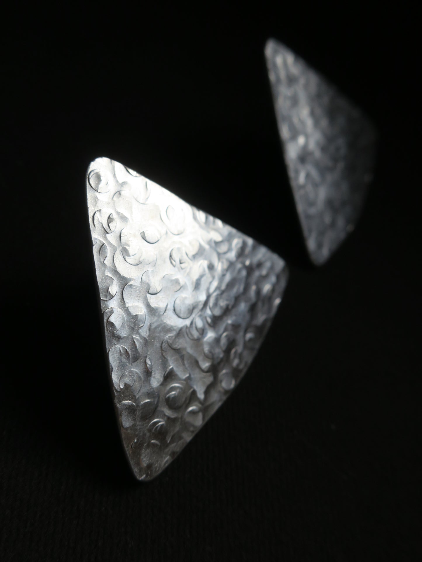 Les montagnes - Boucles d’oreilles artisanales en aluminium martelé.