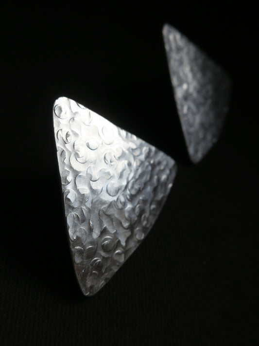Les montagnes - Boucles d’oreilles artisanales en aluminium martelé.