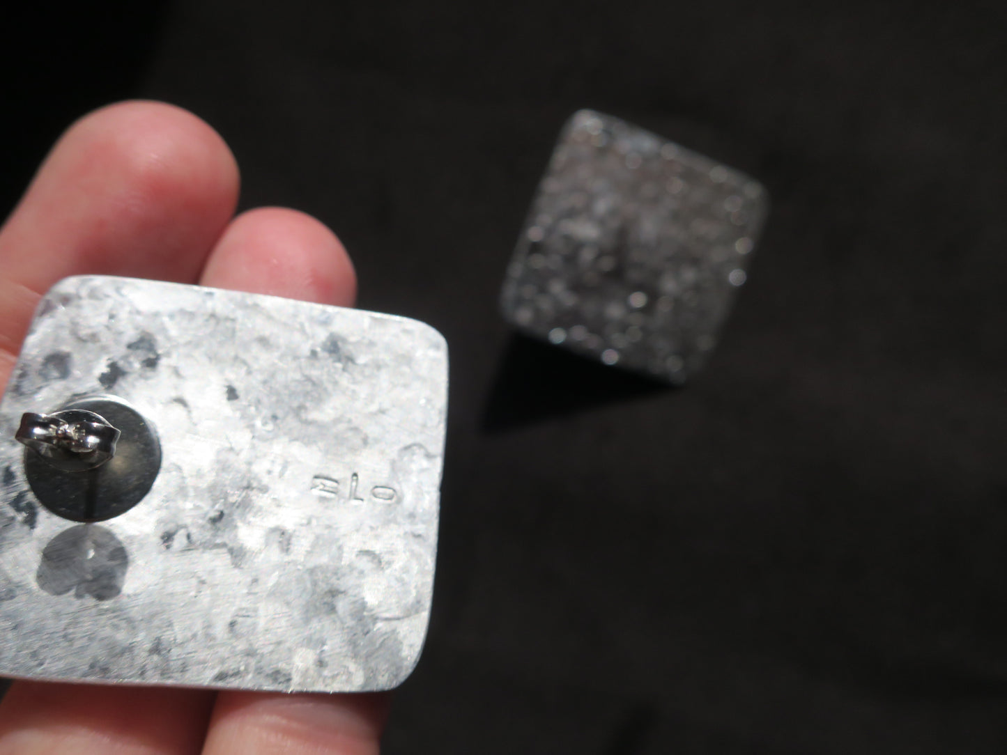 Les carrés - Boucles d’oreilles artisanales en aluminium martelé.
